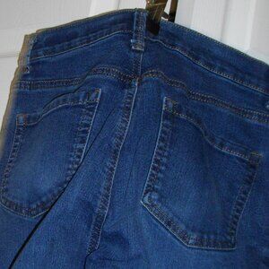 Women's Gloria Vanderbilt medium wash, Amada collection jeans, size 8. (GVJ - C)